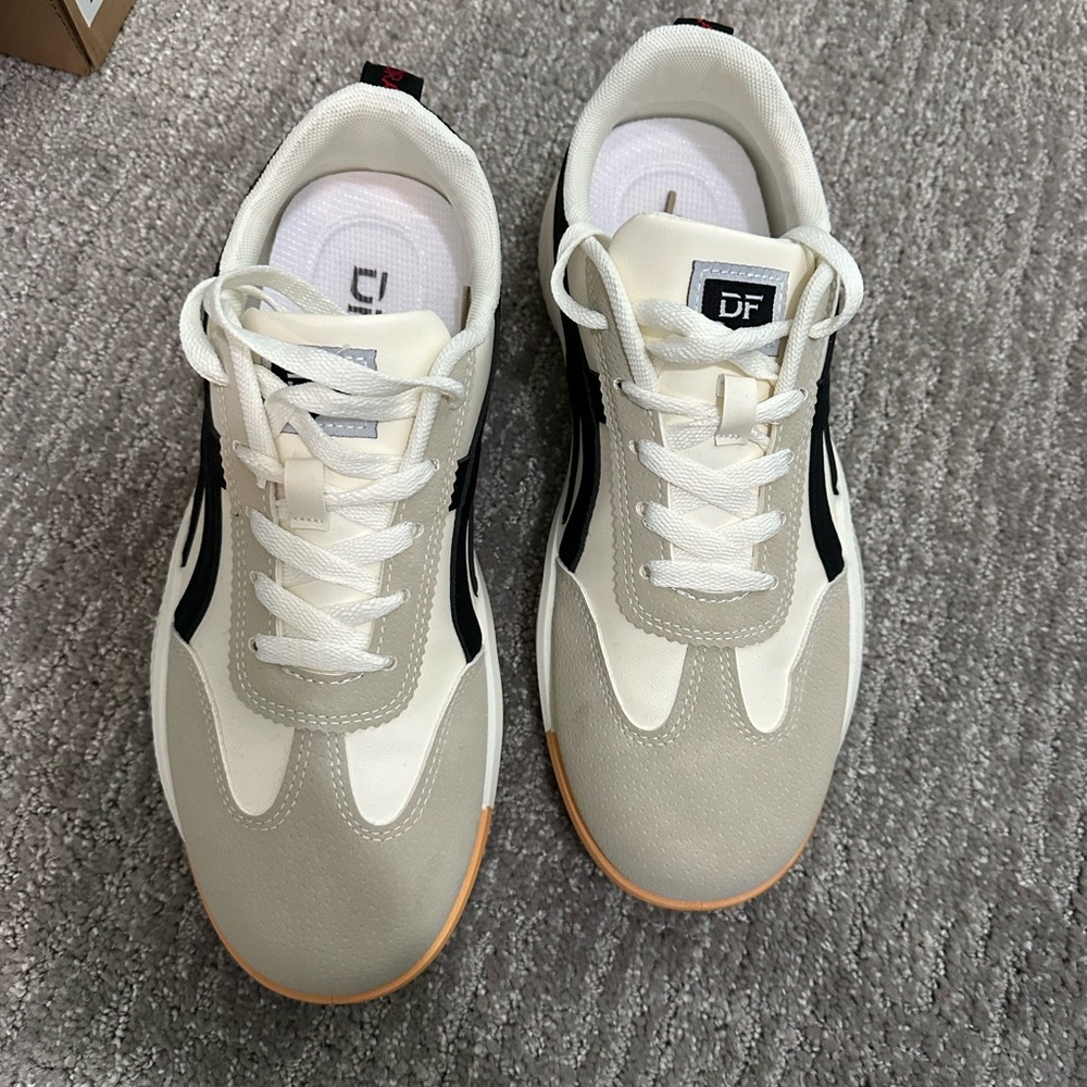 De Florance White and Tan Sneakers